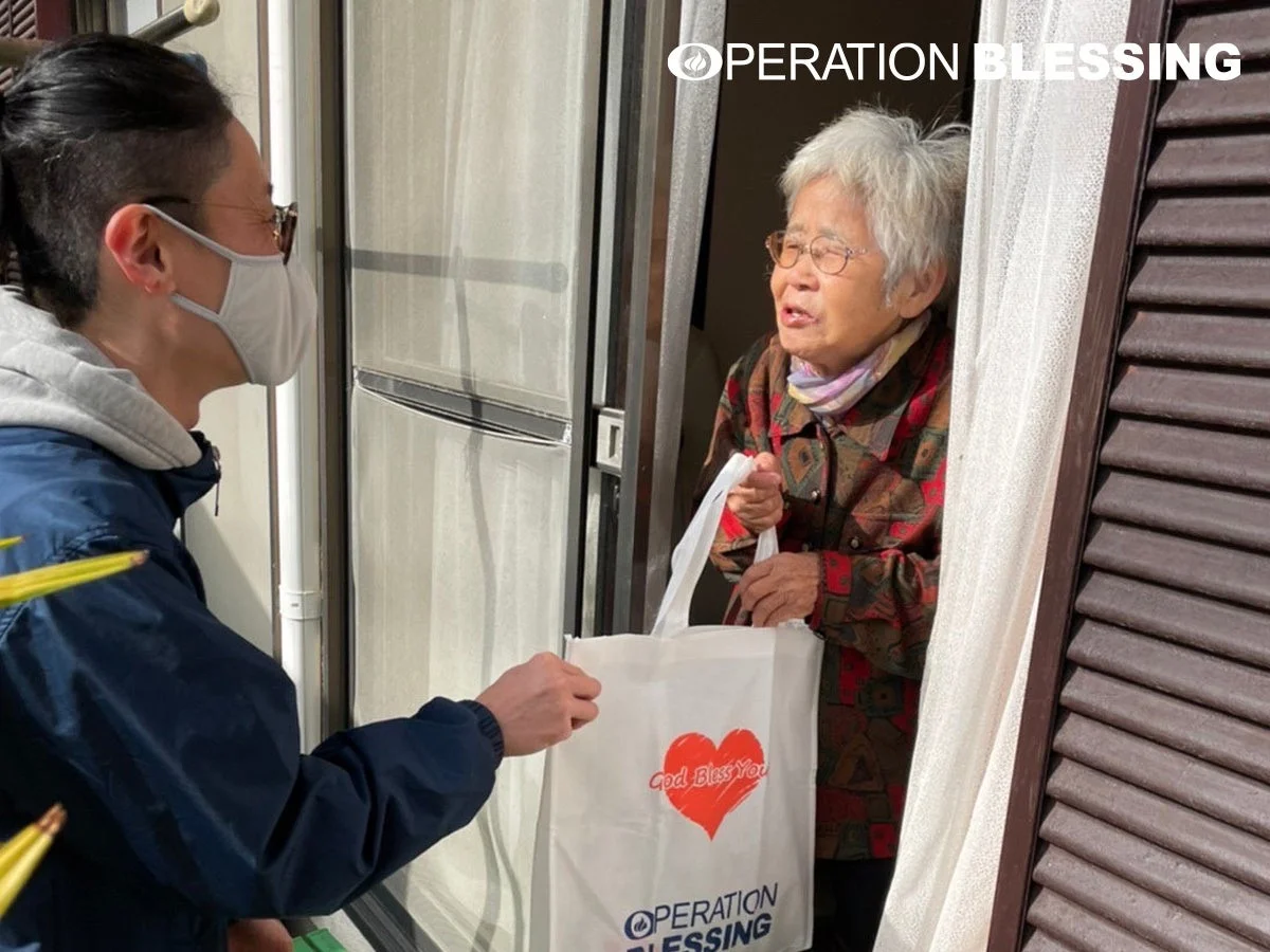 ドア越しに支援する様子