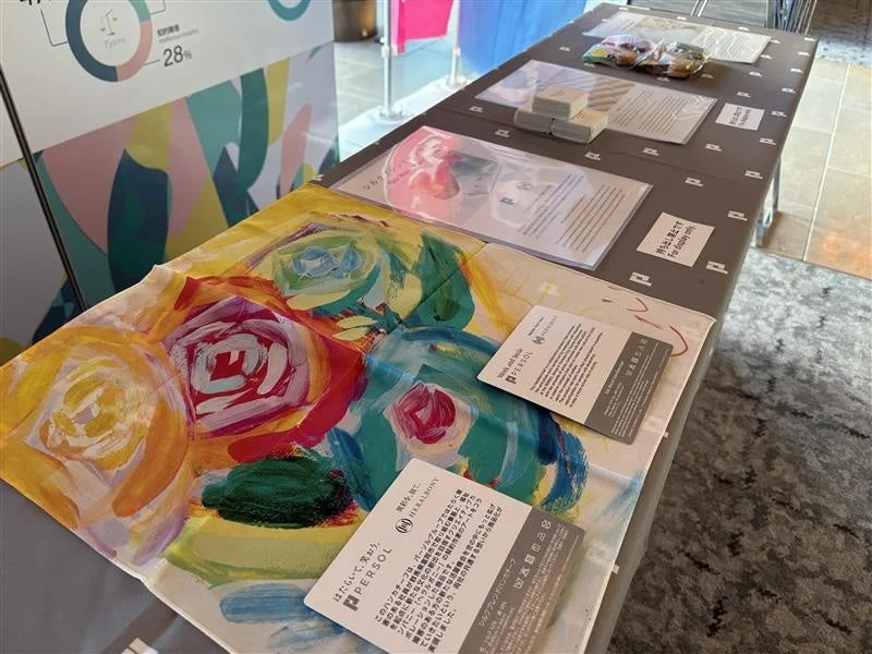 展示されたシルクブレンドハンカチーフ