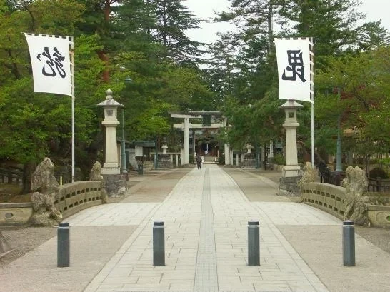 日本の伝統的な神社または寺院の参道