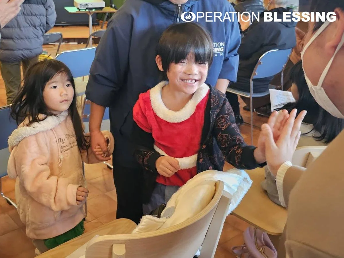 子供とハイタッチする人