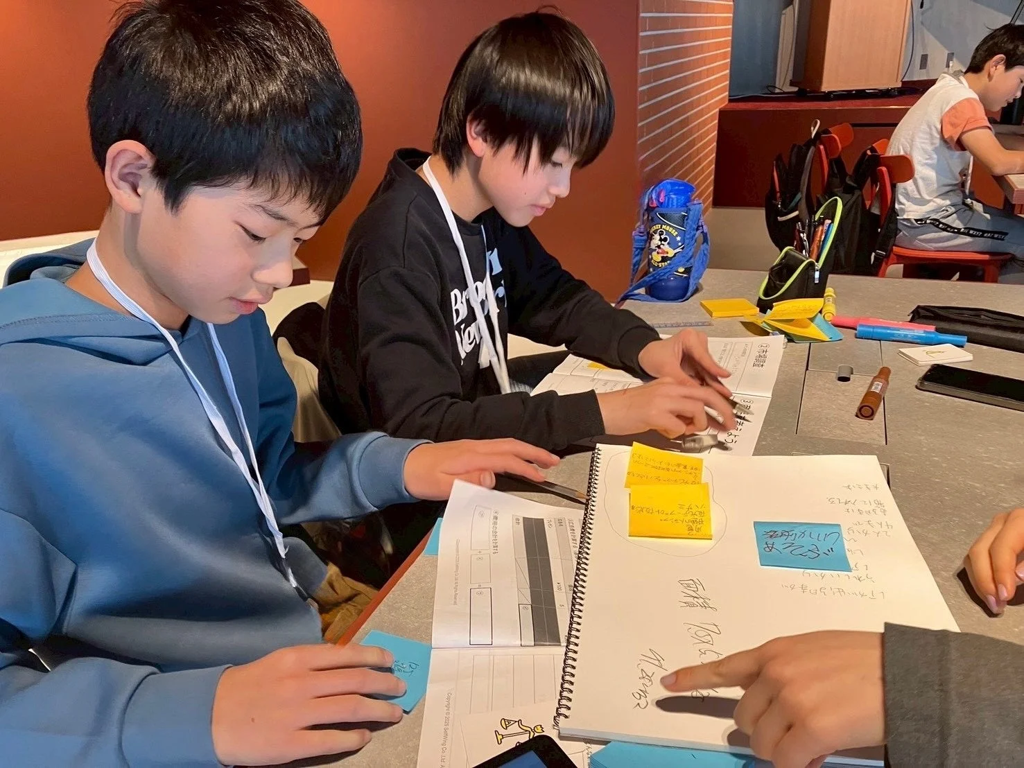 男子生徒がノートを見ている