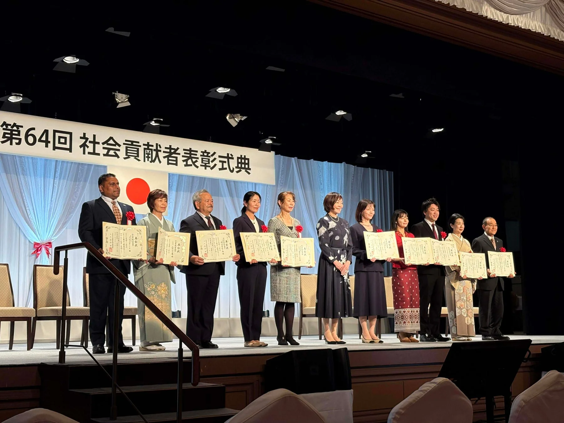 式典で賞状を受け取る人々