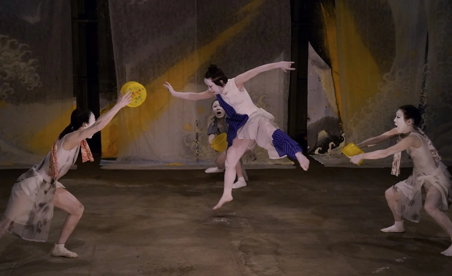 舞台、パフォーマンス、ダンス、演劇、白塗り、黄色い皿、黄色いバケツ、現代アート