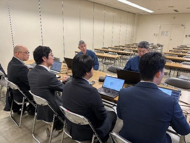 具体的な施策の検討に向けて自治体と協議する様子