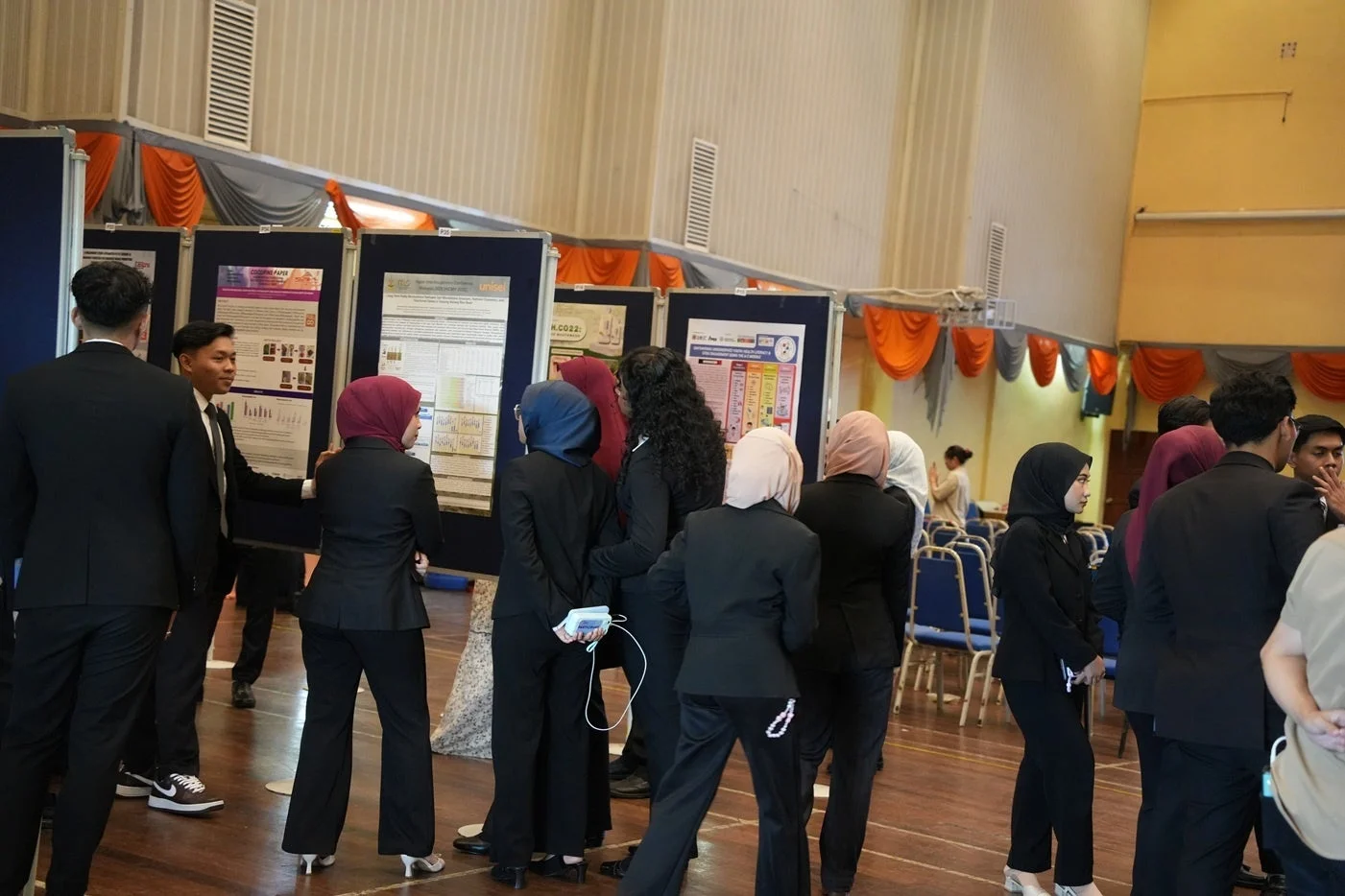 学会でのポスター発表の様子