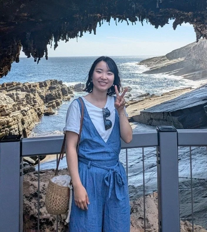 笑顔でピースサインをする女性