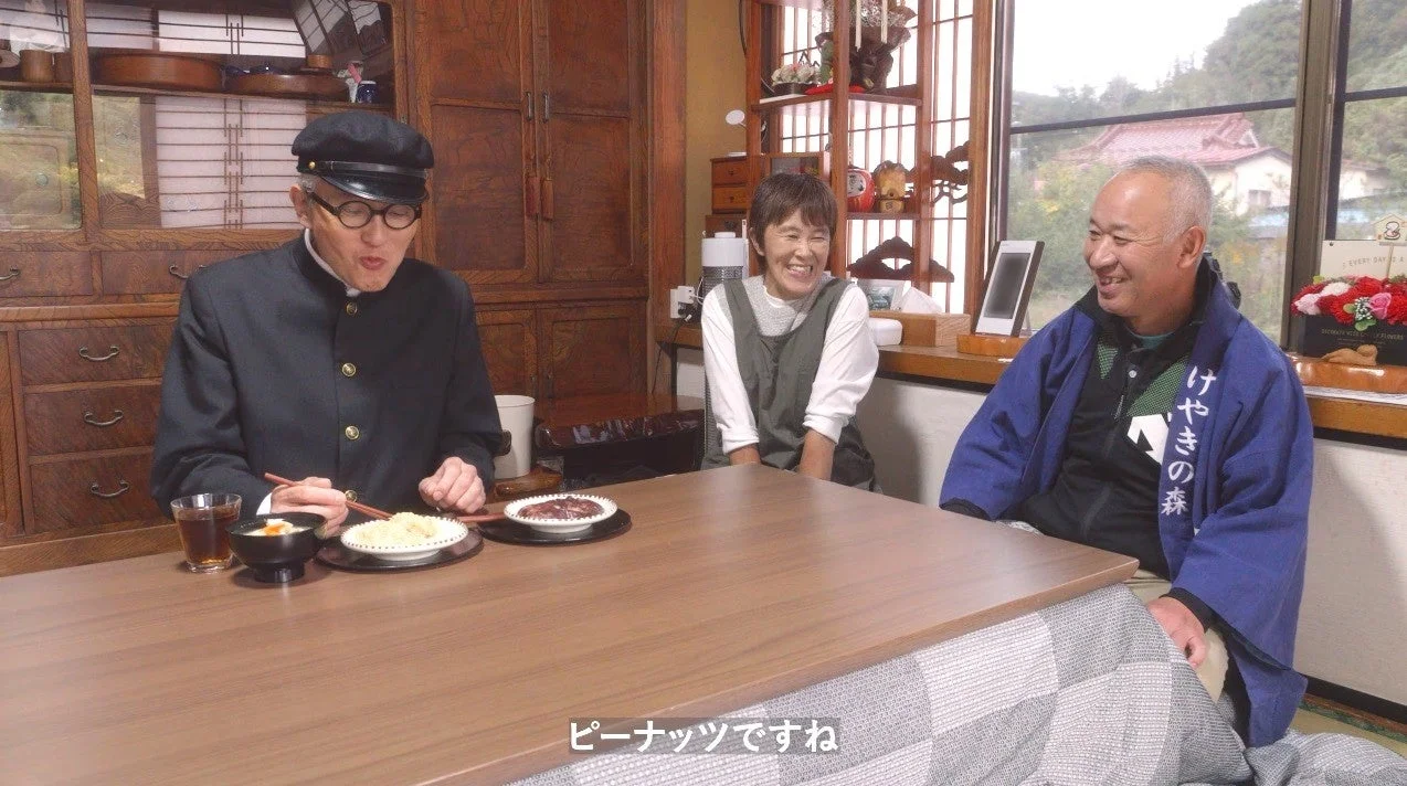 こたつを囲んで食事をする様子