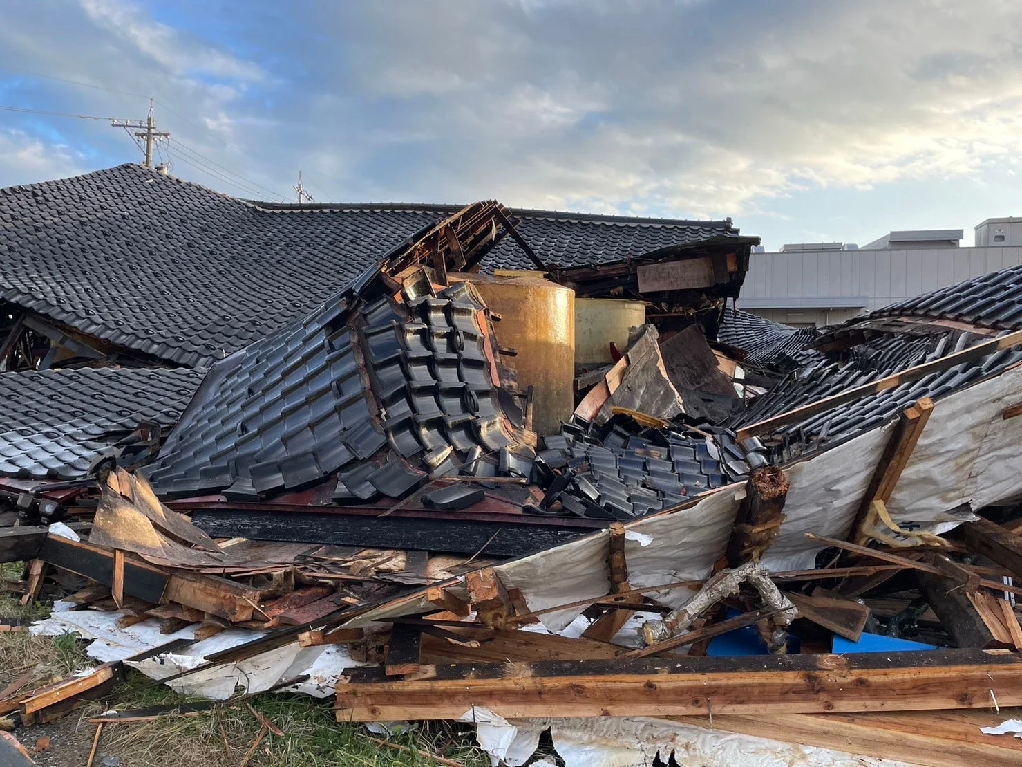 地震により倒壊した家屋の様子