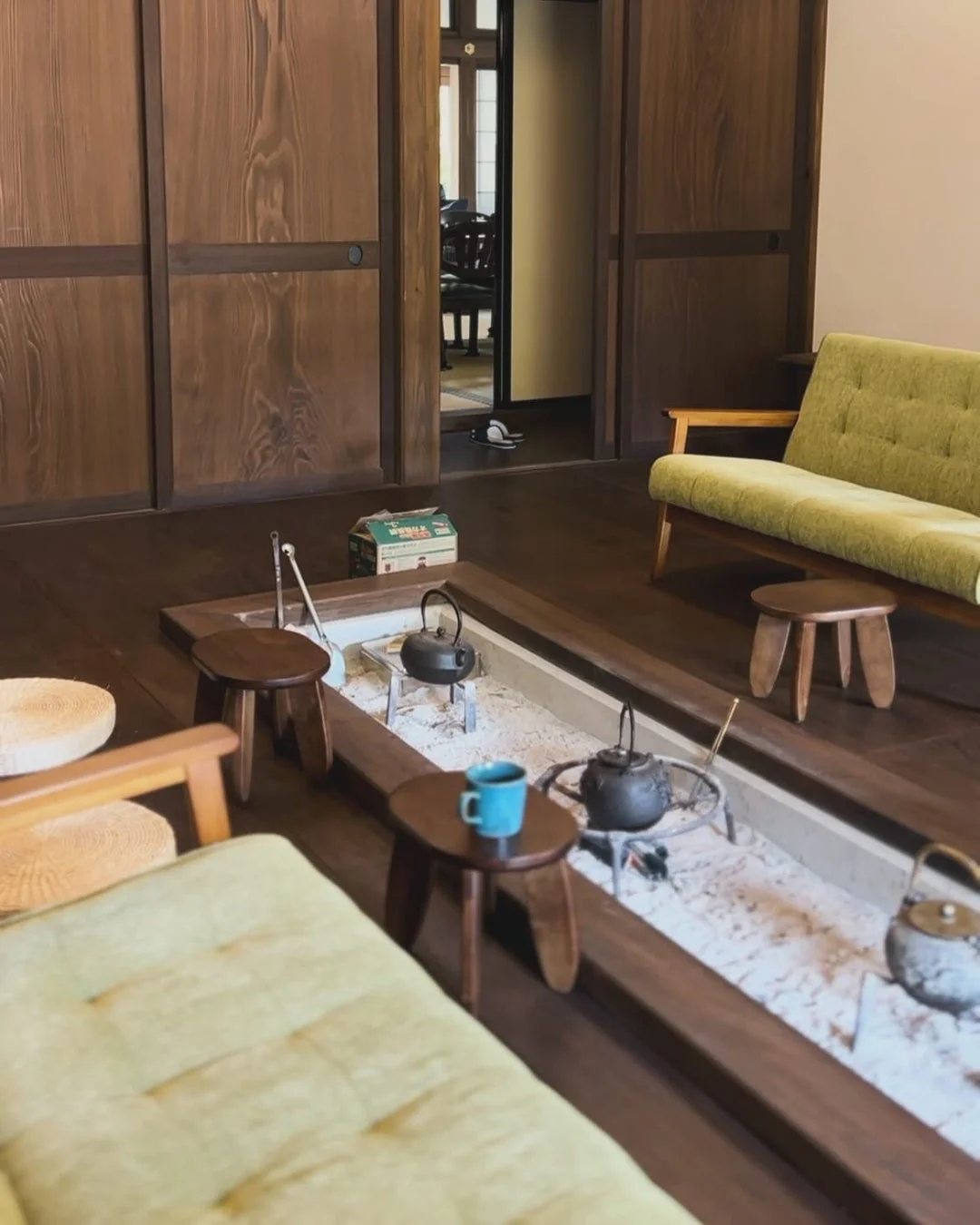 いろりがある和モダンなカフェの内観