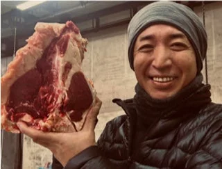 巨大な肉の塊を持つ渡邊雅之氏