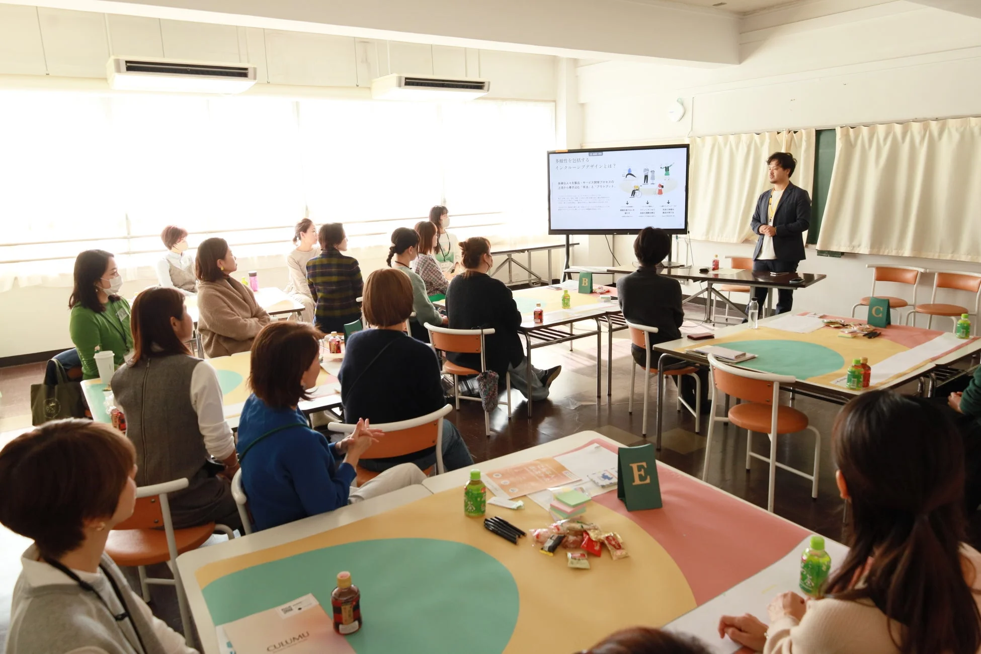 インクルーシブデザインの説明スライドと講師