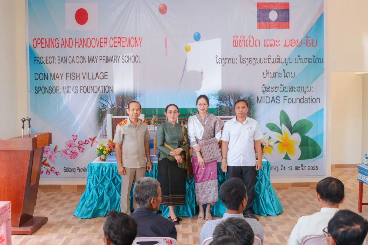 開所式のバナーの前で並ぶ関係者