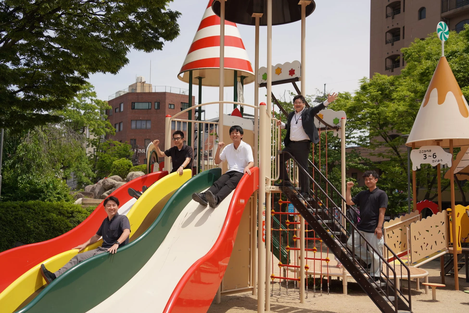 公園の遊具で楽しむ男性グループ