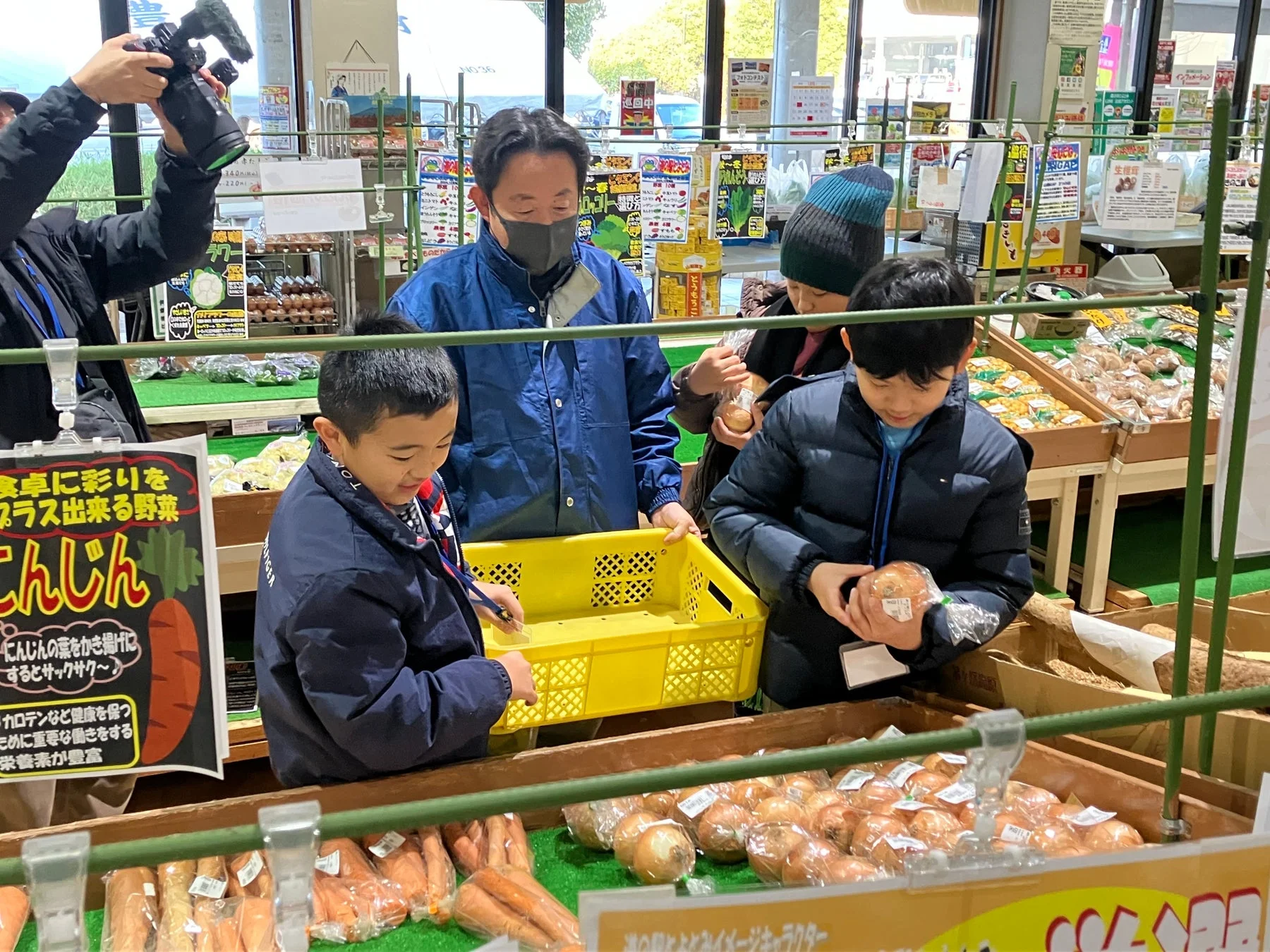 直売所で野菜を選ぶ家族
