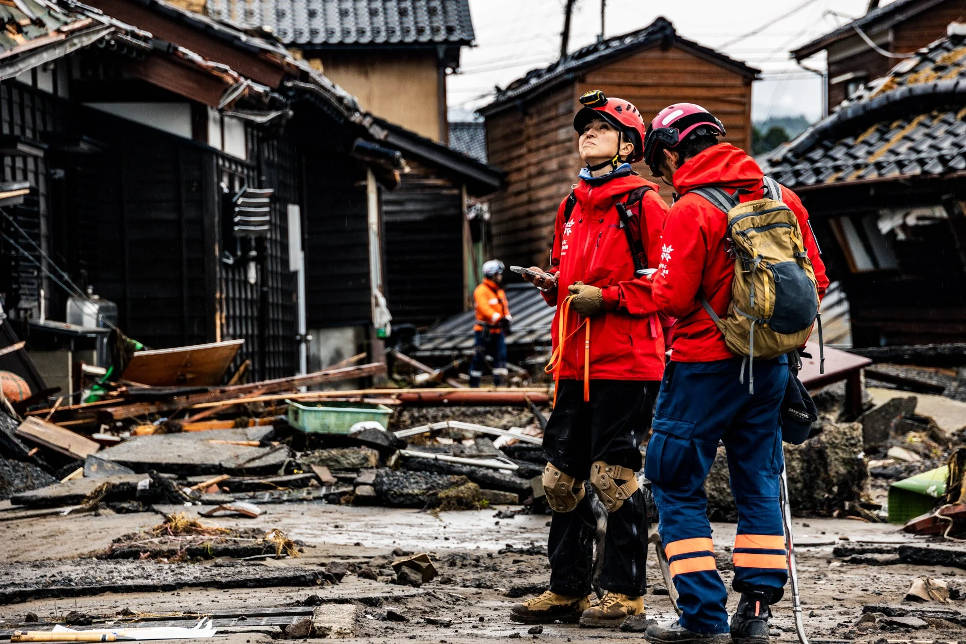 被災地を視察する救助隊員