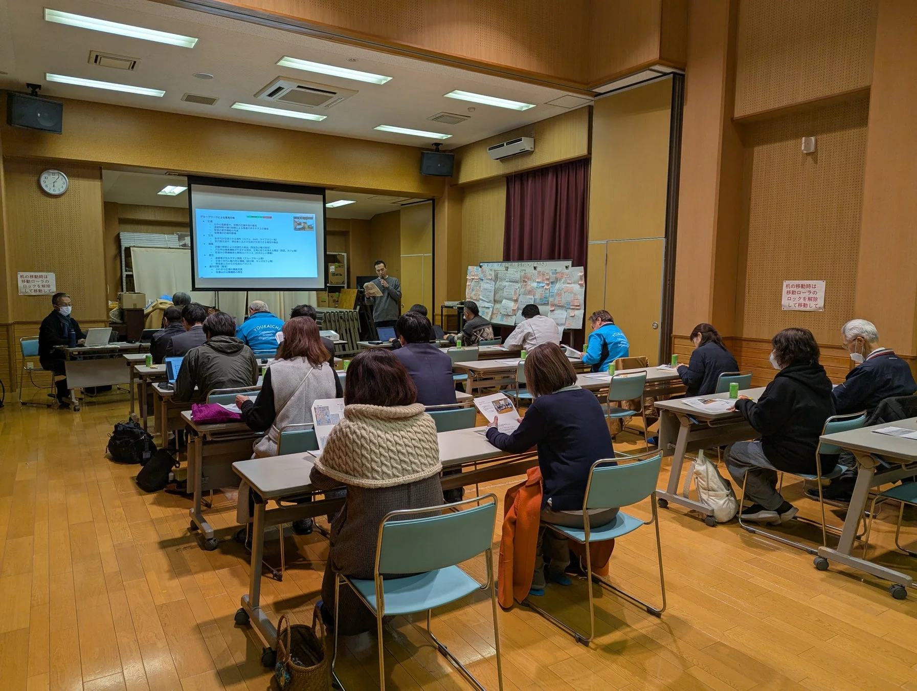 会議室でのグループワークの様子