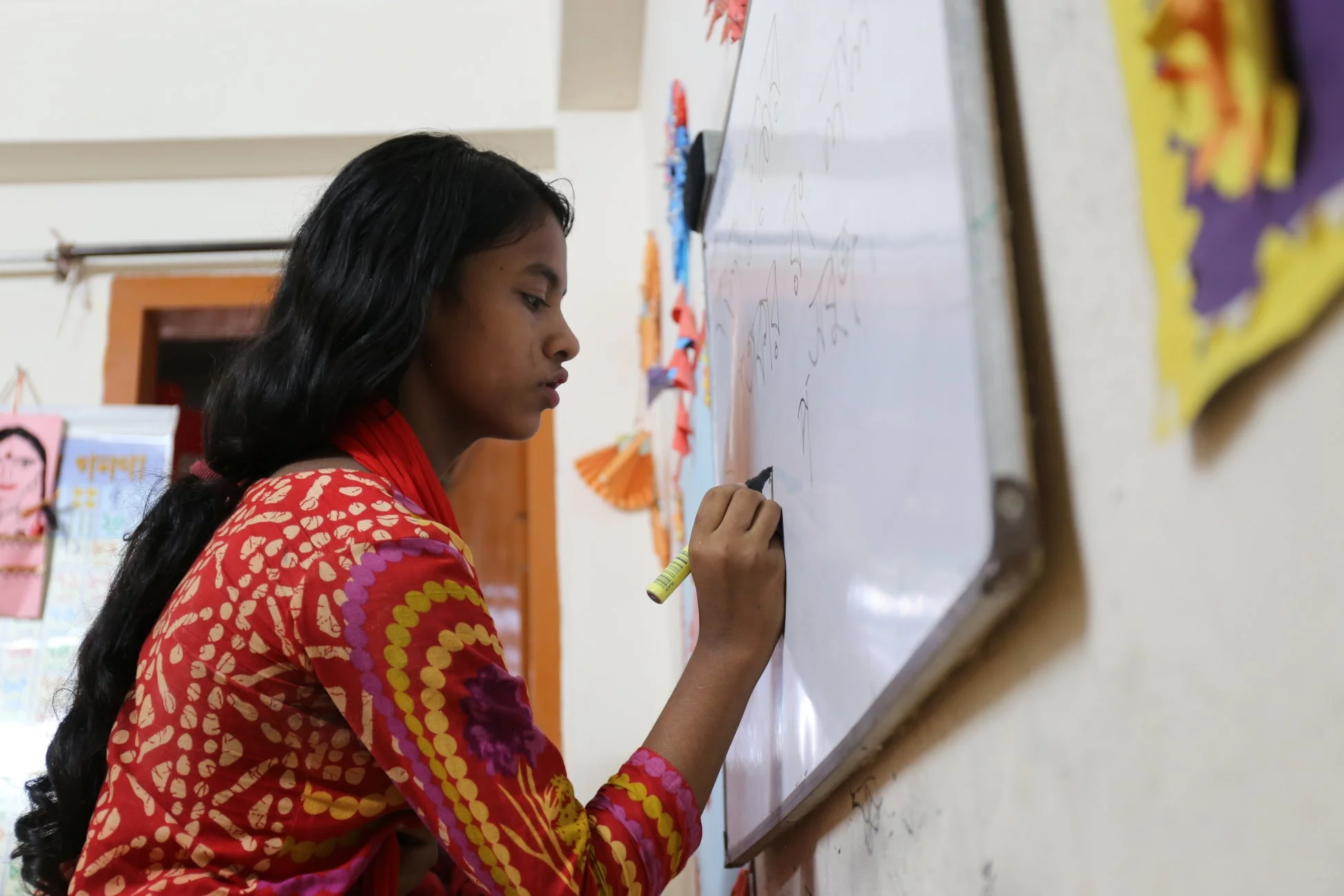 ホワイトボードに書く少女