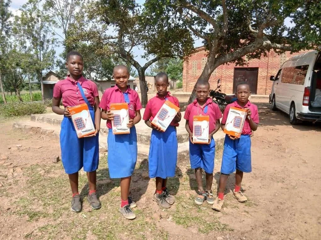 ソーラーライトを持つ子供たち