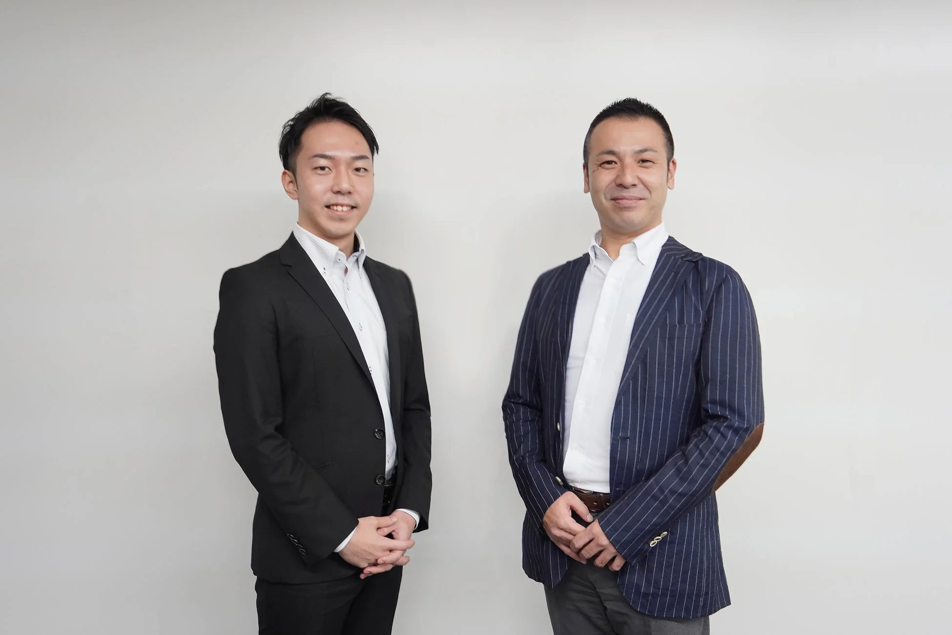 スーツ姿の男性2人