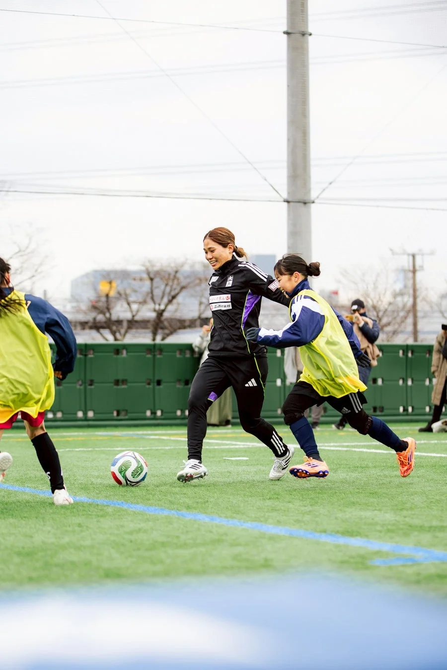 サッカーをする長野選手と少女たち