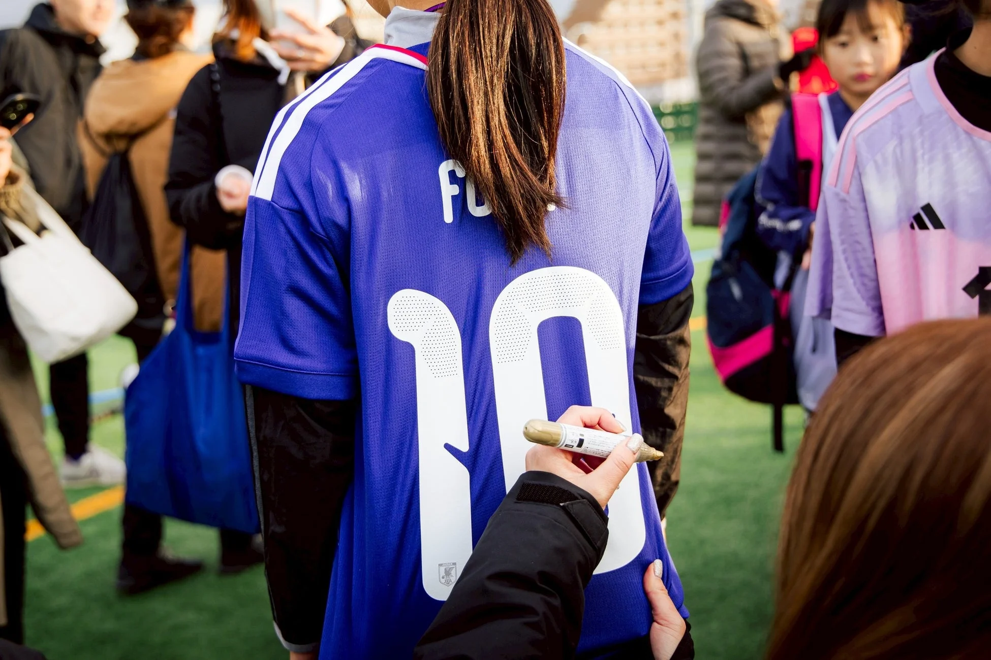 サインをする長野選手