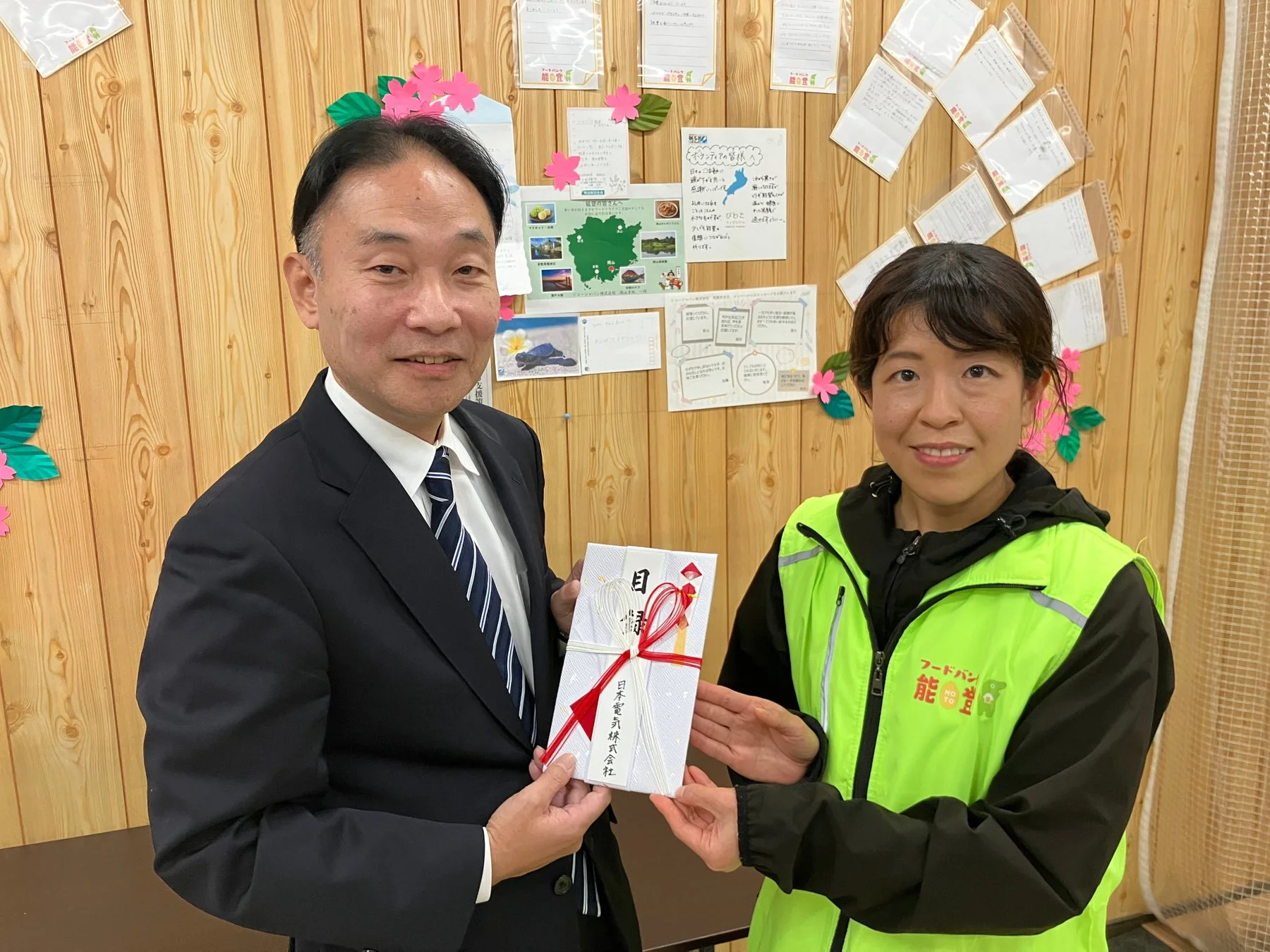 目録贈呈の様子