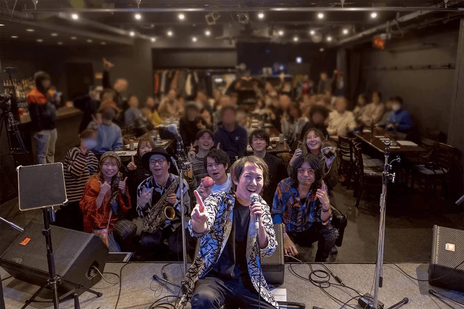 ライブハウスで盛り上がる観客とバンド