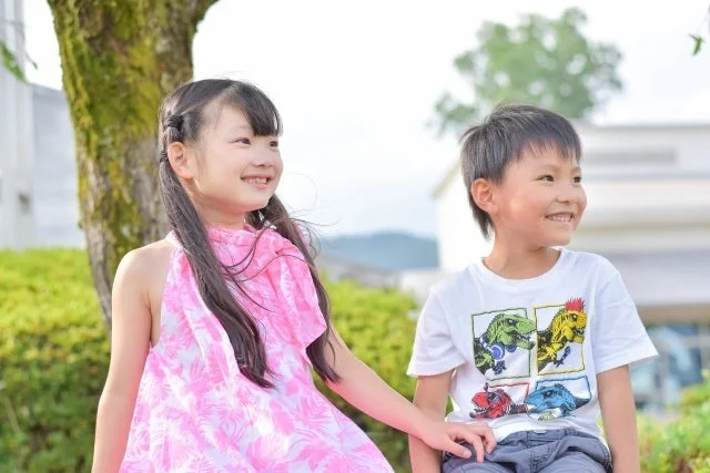 屋外で子供たちが笑顔の画像