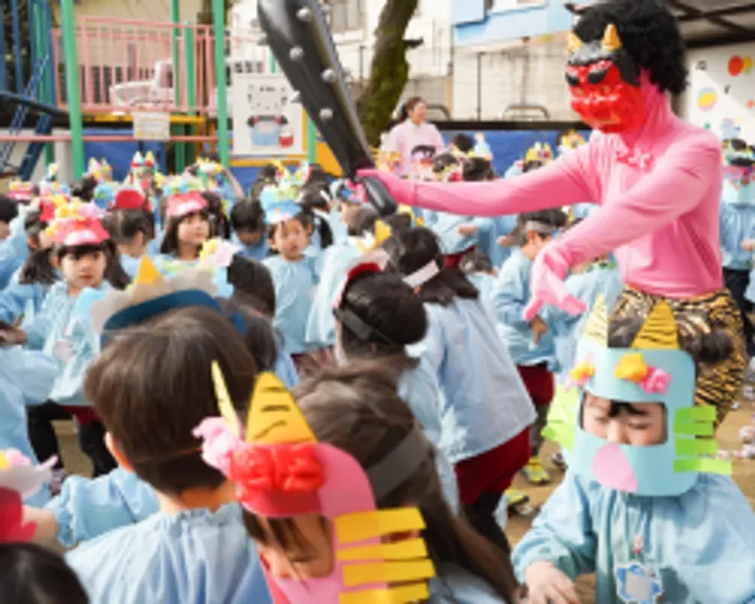 園庭で節分イベント、鬼に扮した大人と園児