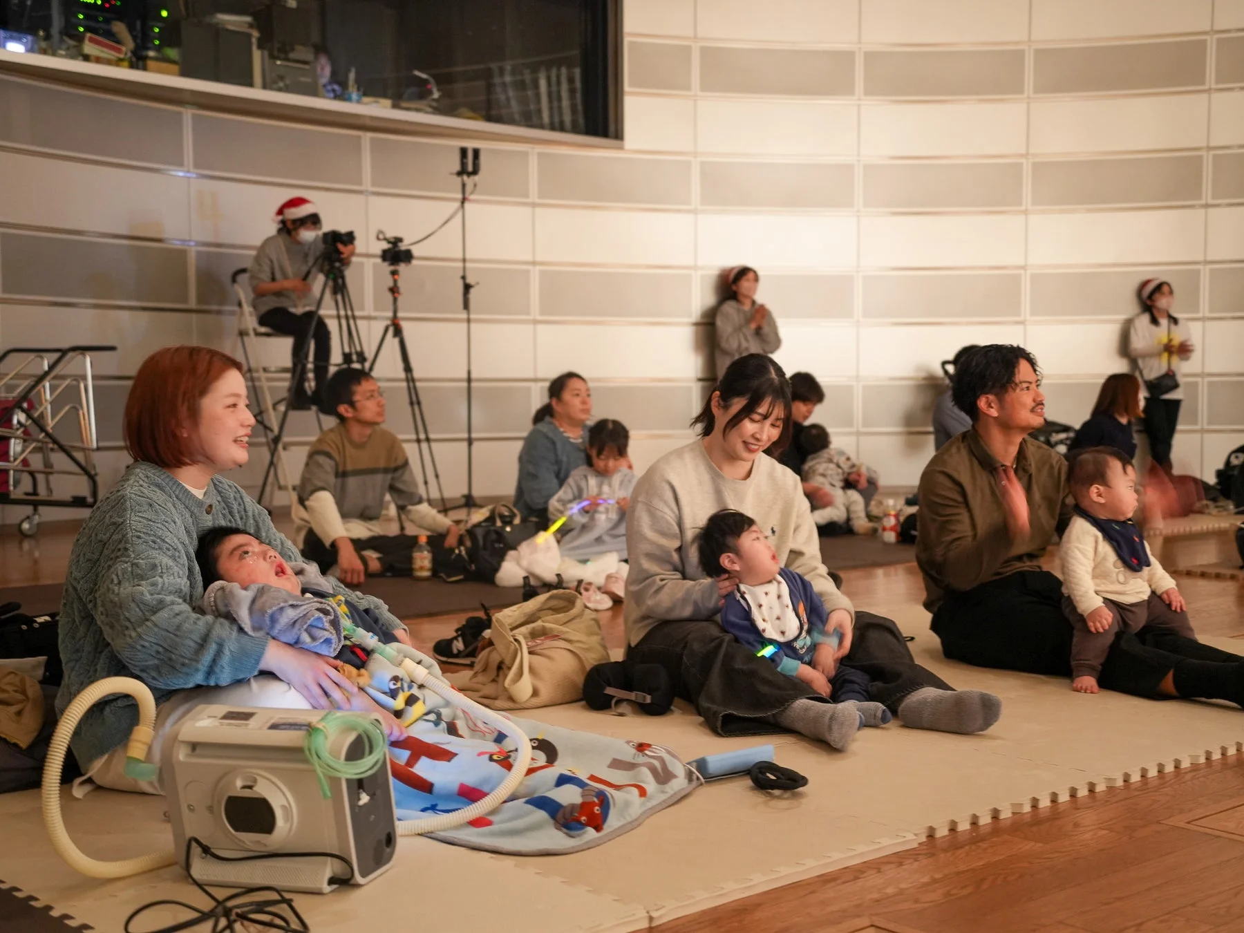 屋内で集まる複数の家族と子供たち