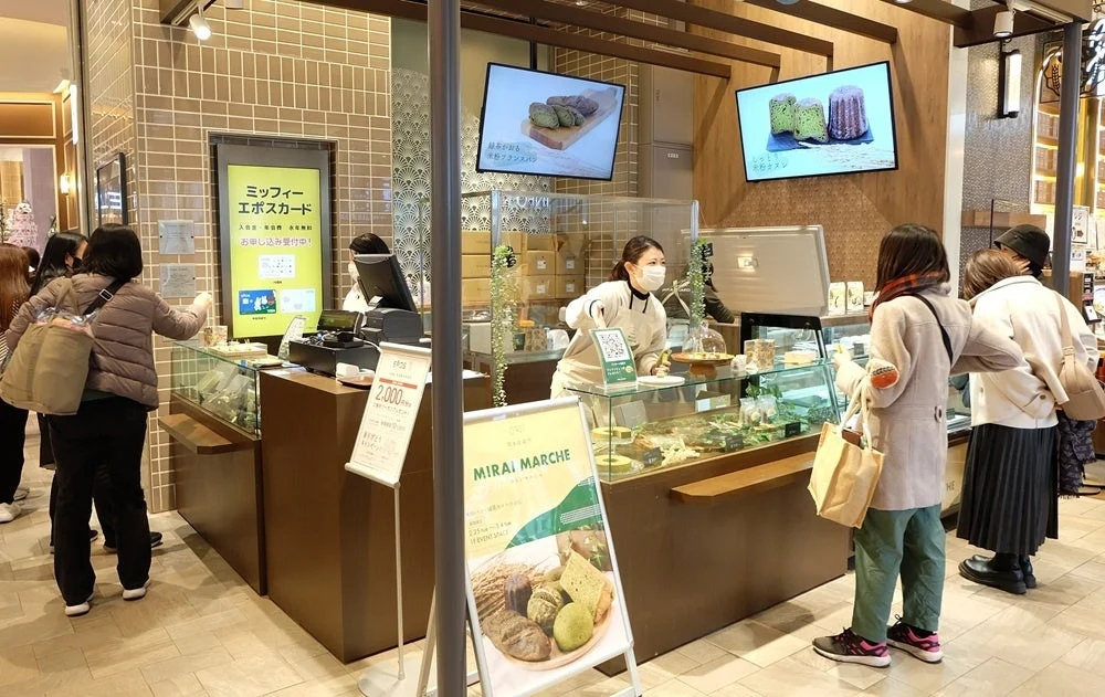 マルシェで商品を品定めする人々