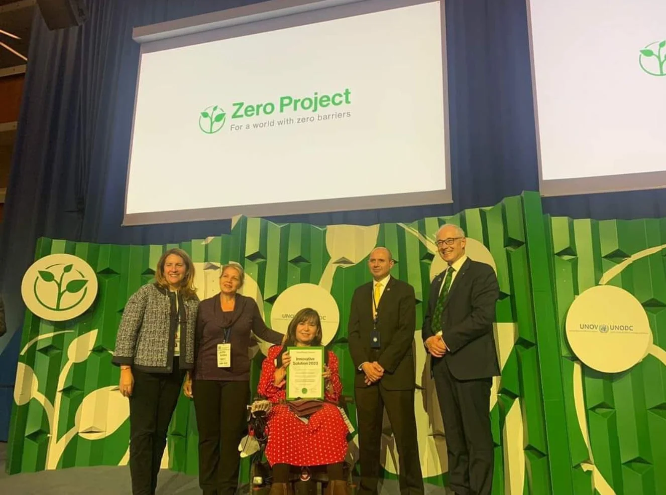 「Zero Project」のロゴが映し出されたスクリーンを背景に、5人の人々がステージに立っています。