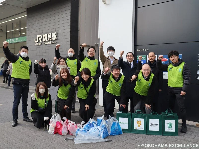 JR鶴見駅前での清掃活動参加者の集合写真