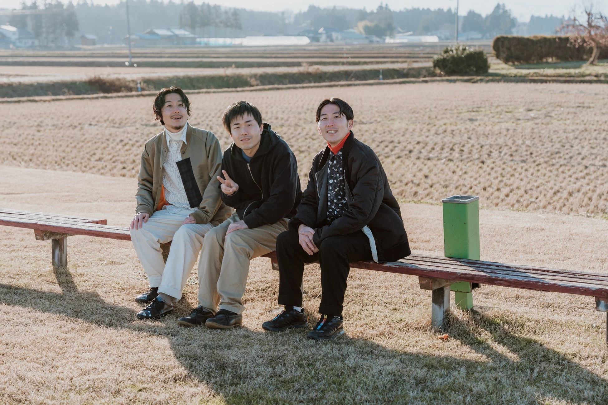 ベンチに座る松田兄弟