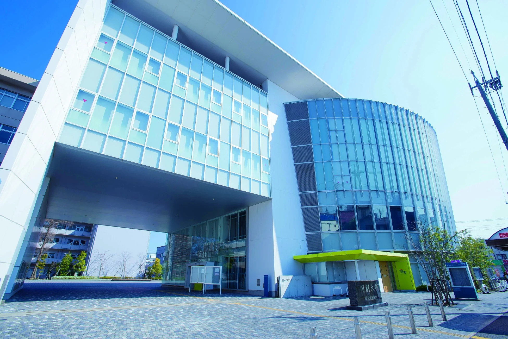 同朋大学のキャンパスビル