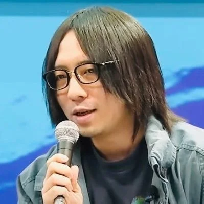 マイクを持ち話す男性