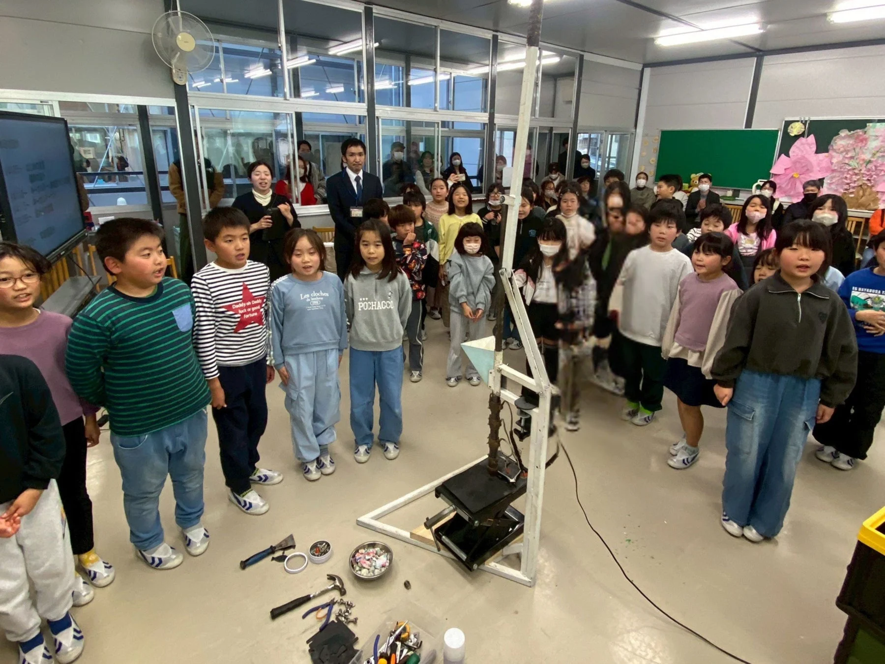 機械を使って作業する子どもたち