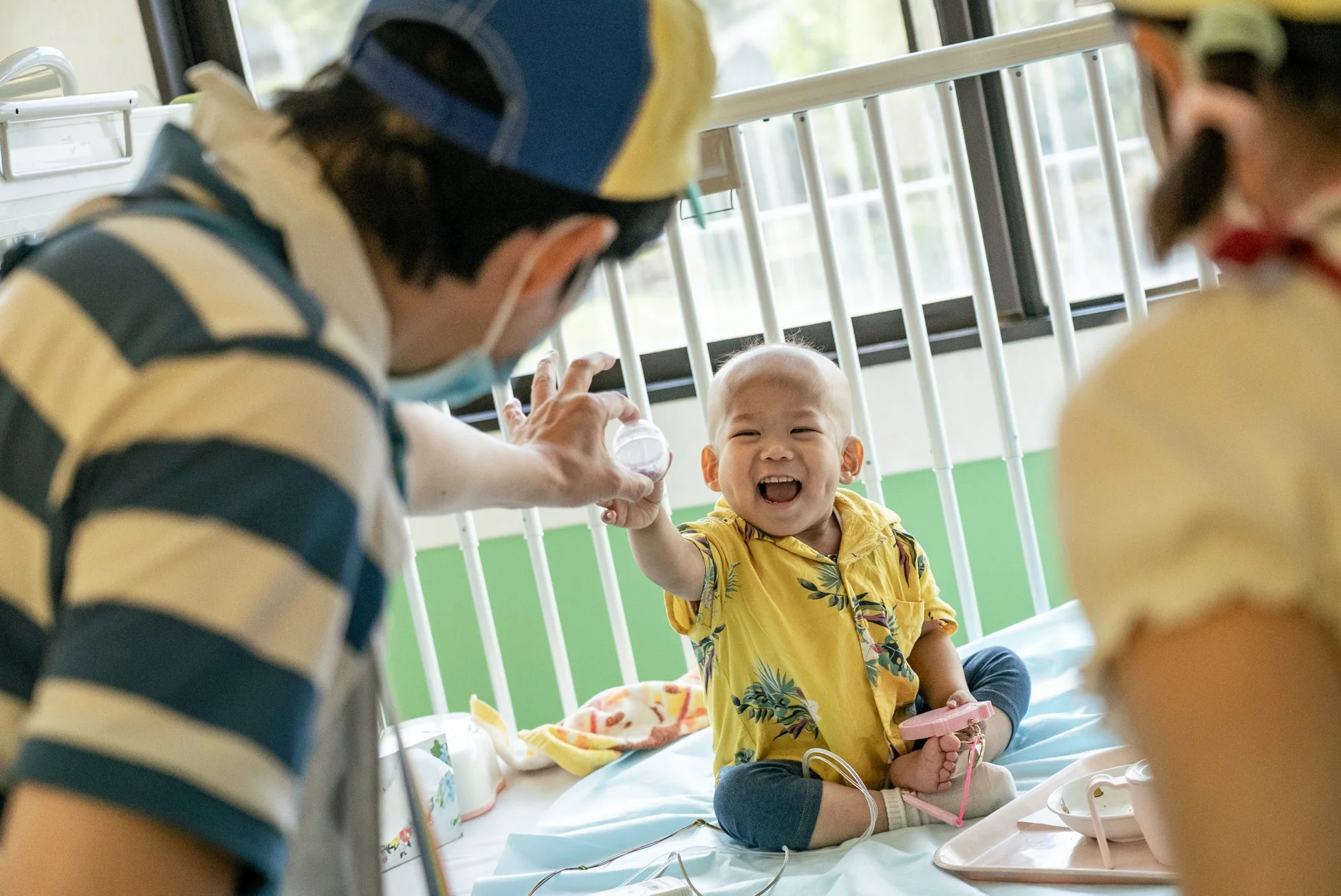 病院のベビーベッドの赤ちゃん
