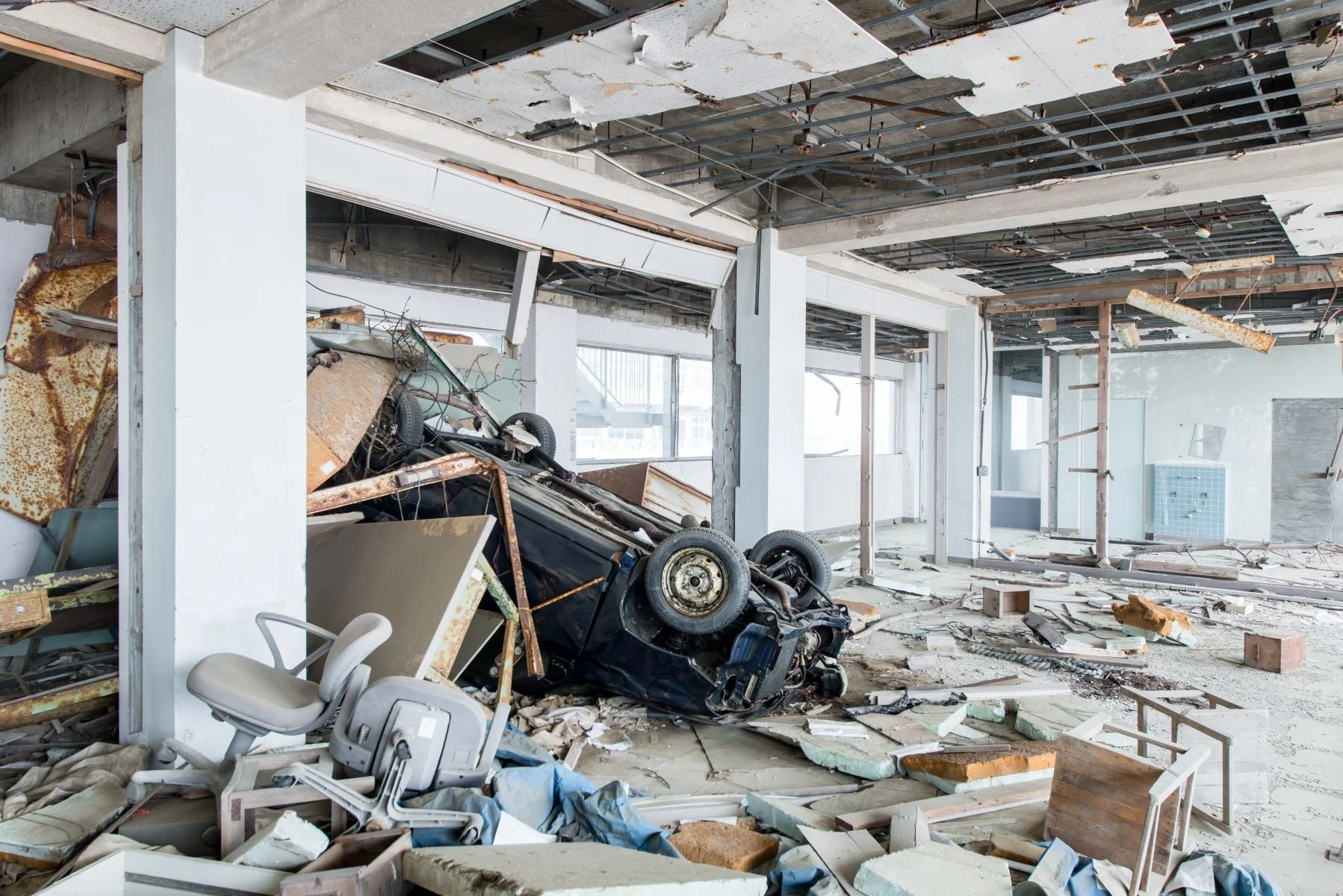 被災した校舎内部の車