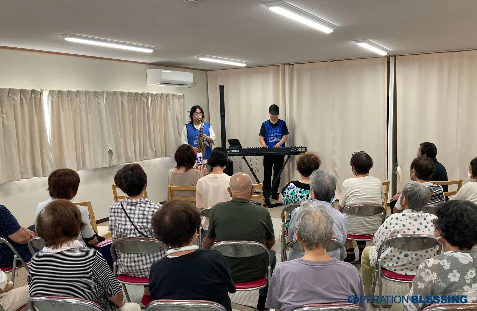 音楽イベントで演奏する様子