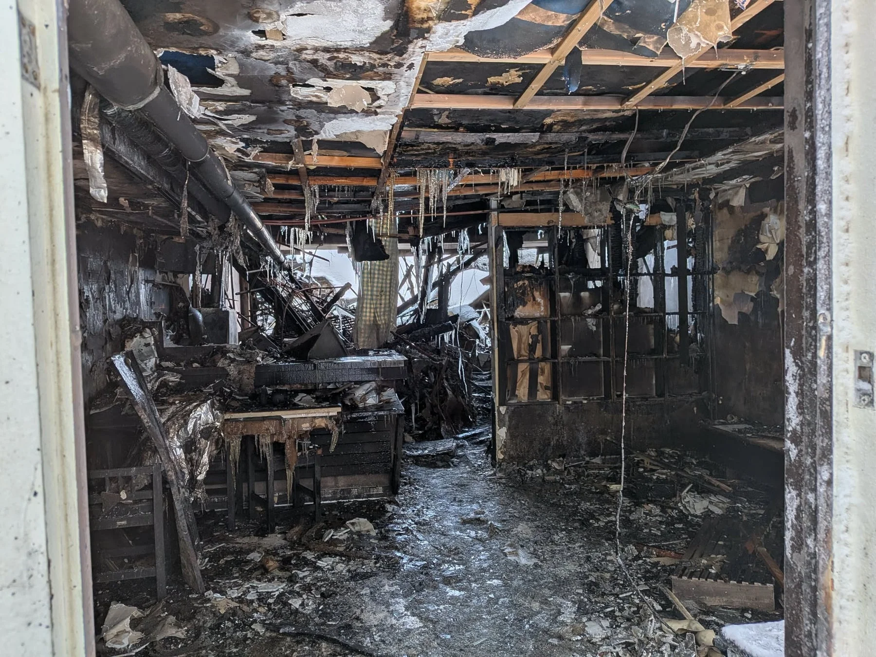 火災により甚大な被害を受けた部屋の内部