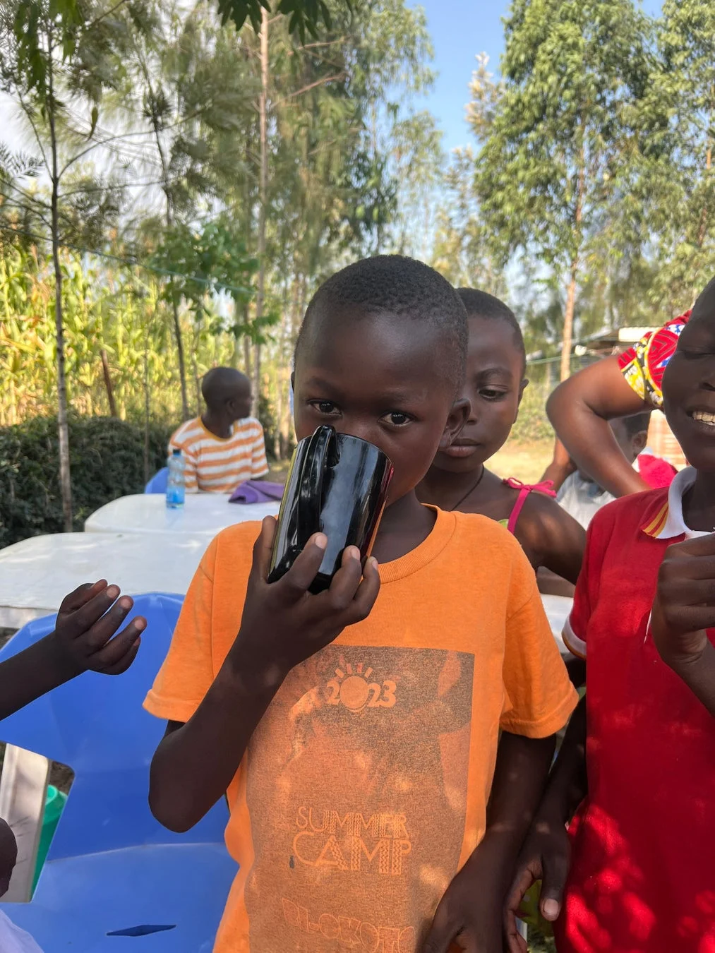 少年がボトルから飲む