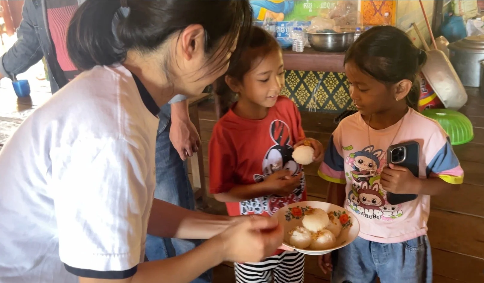 大人が少女に食べ物を提供する