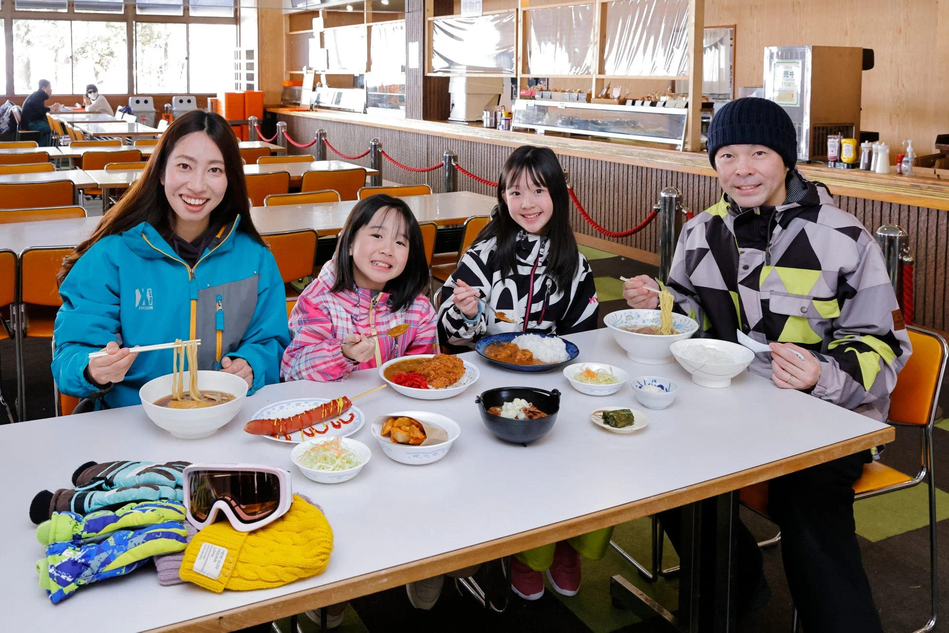 スキー場のレストランで食事を楽しむ家族