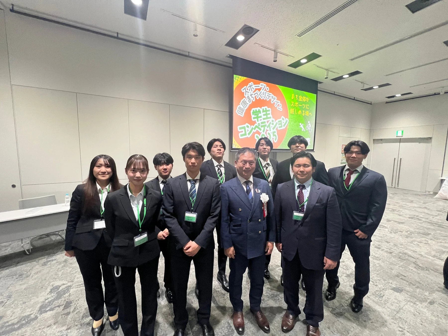 コンペティションに参加した学生たちの集合写真