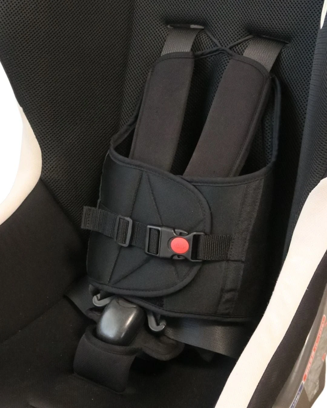 チャイルドシートの安全ハーネス部分