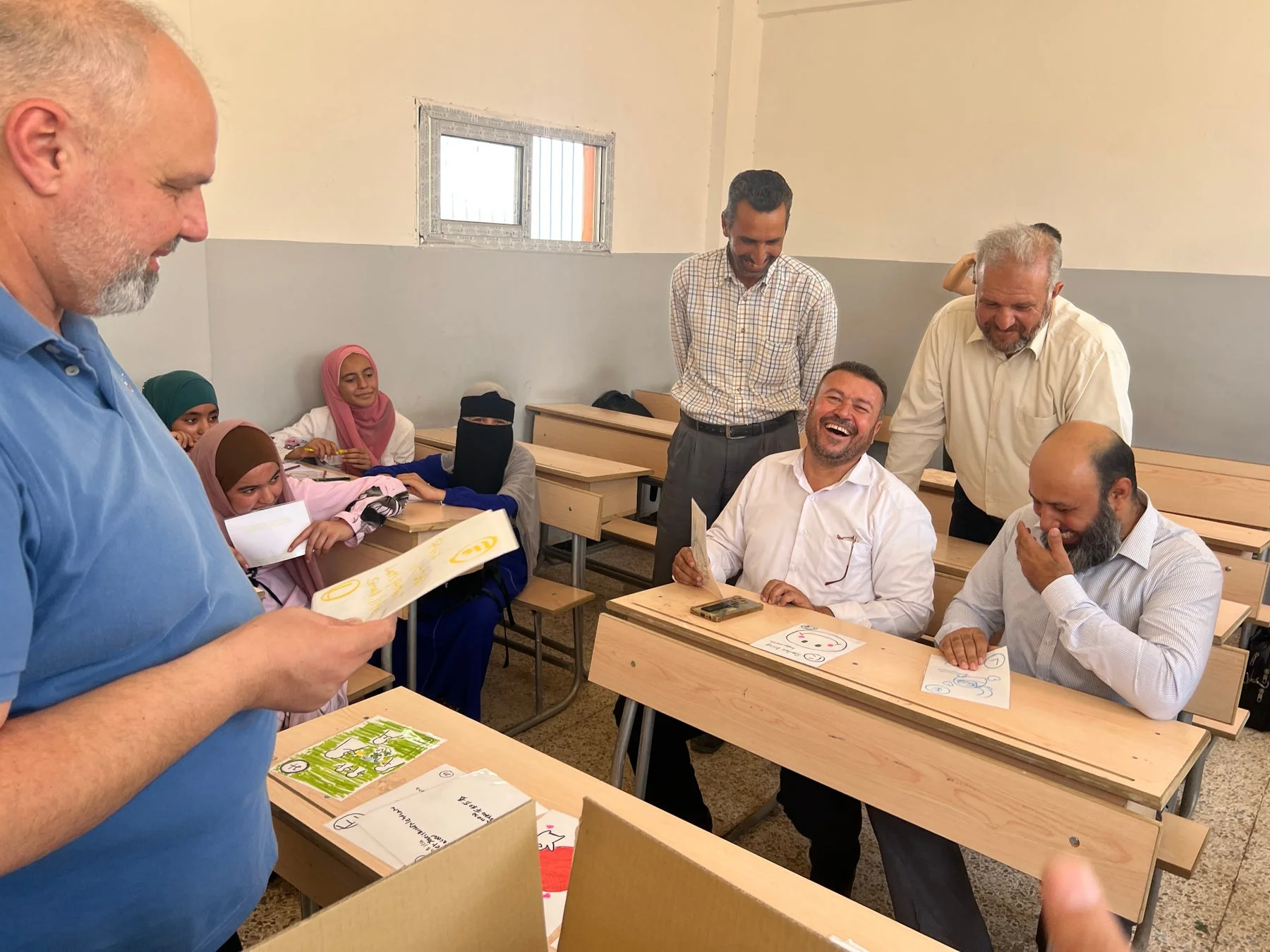 教室での大人と学生の交流