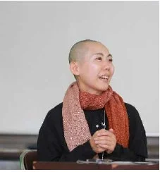 女性、坊主頭、笑顔