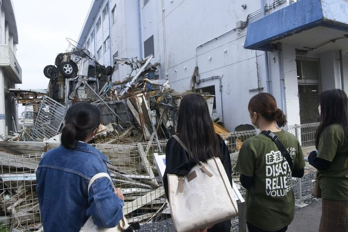 被災地を視察する人々