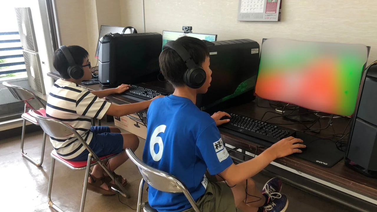 子供たちがゲームをプレイ